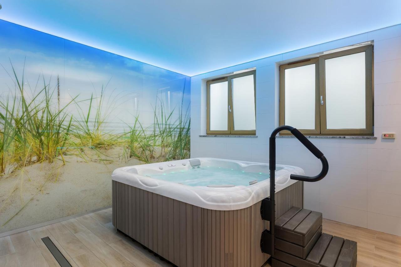 Underground Apartment In A Lux Holiday House Posejdon By Renters Prestige Kolczewo Bagian luar foto